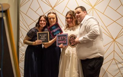 Personalised Mirror Photo Booth Melbourne – Answer to your Wedding Favour Problems!